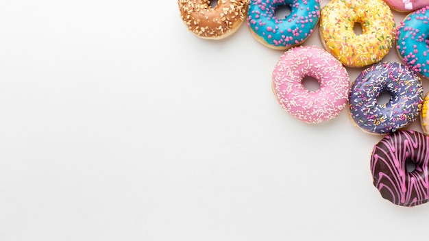 Donuts de colores con espacio de copia