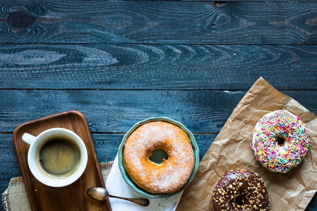 Donuts coloridos e composição café da manhã com estilos de cores diferentes