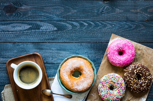 Donuts coloridos e composição café da manhã com estilos de cores diferentes