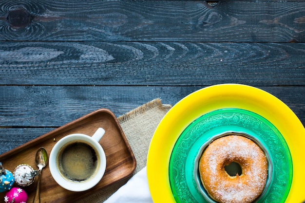 Donuts coloridos e composição café da manhã com estilos de cores diferentes