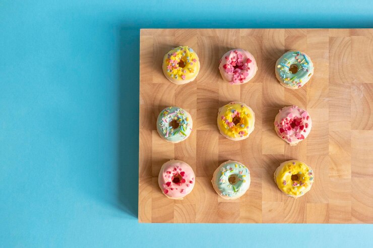 Foto donuts coloridos em um fundo de cor mínima
