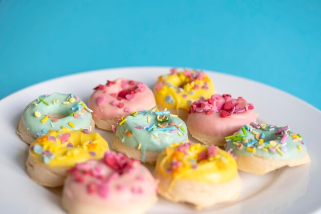 Donuts coloridos en un fondo de color mínimo