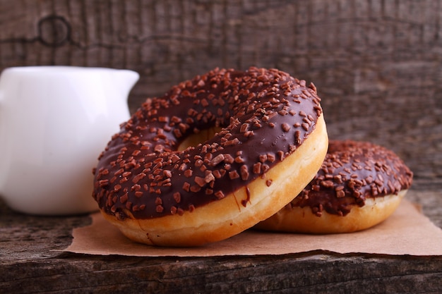 Foto donuts com chocolate em um fundo escuro