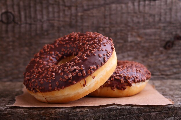 Donuts com chocolate em um fundo escuro