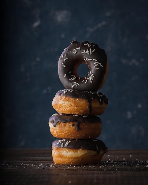 Donuts com chocolate escuro e branco