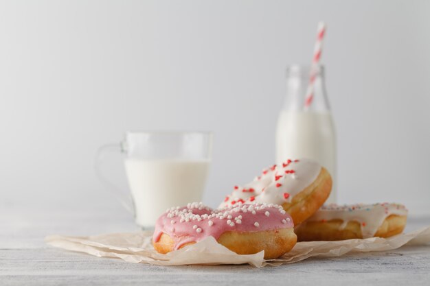 Donuts com copo de leite