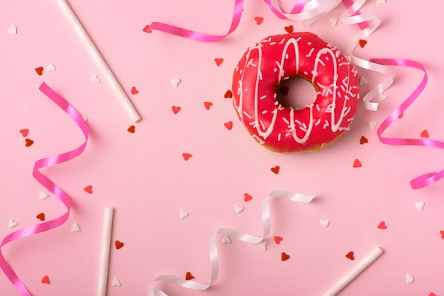 Donuts com glacê no fundo rosa pastel com copyspace. rosquinhas doces.