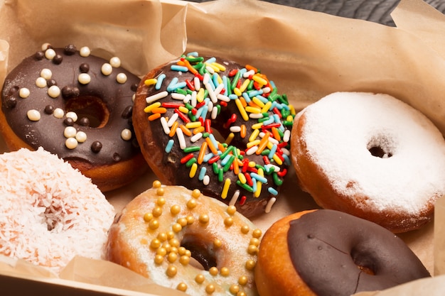 Donuts com granulado em uma caixa