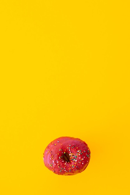 Donuts com granulado isolado em fundo amarelo