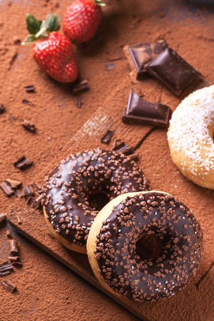 Donuts com morangos frescos e chocolate