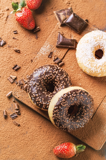 Donuts com morangos frescos e chocolate