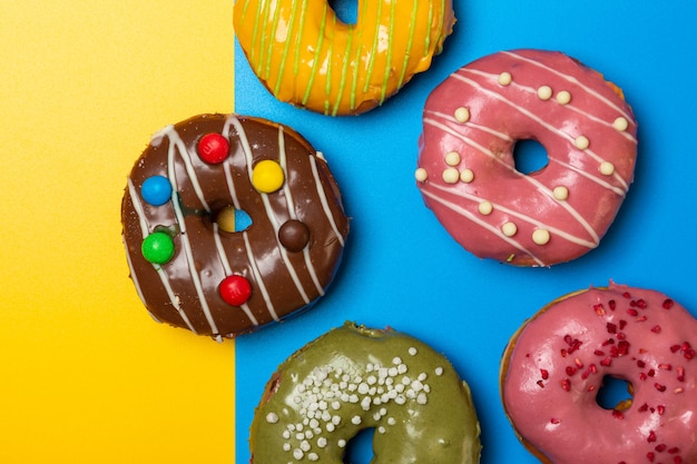 Donuts com recheios diversos em fundo colorido