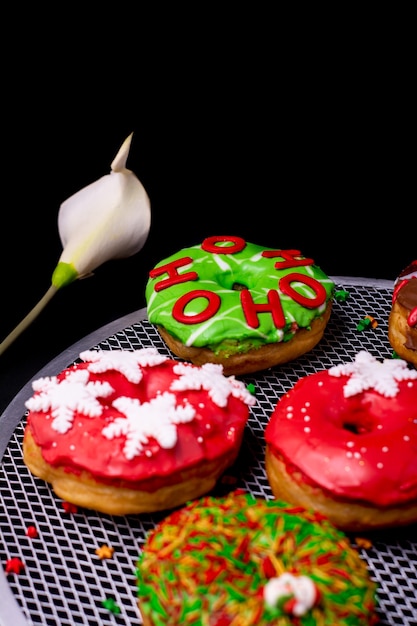 donuts com tema de natal em fundo preto