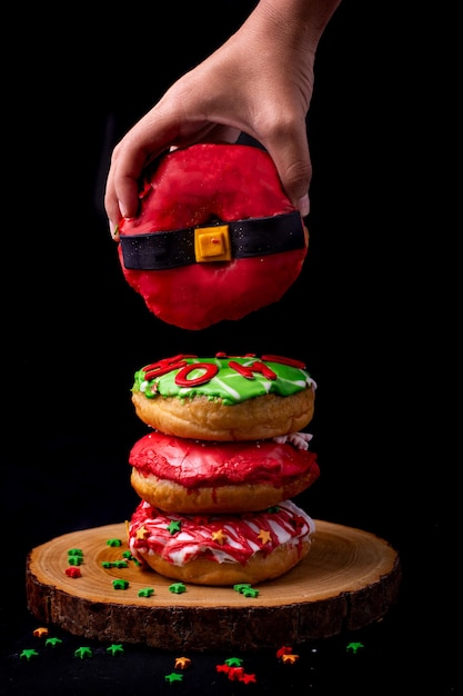 donuts com tema de natal em fundo preto