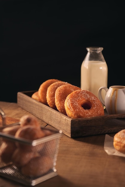 Donuts de açúcar com um copo de leite