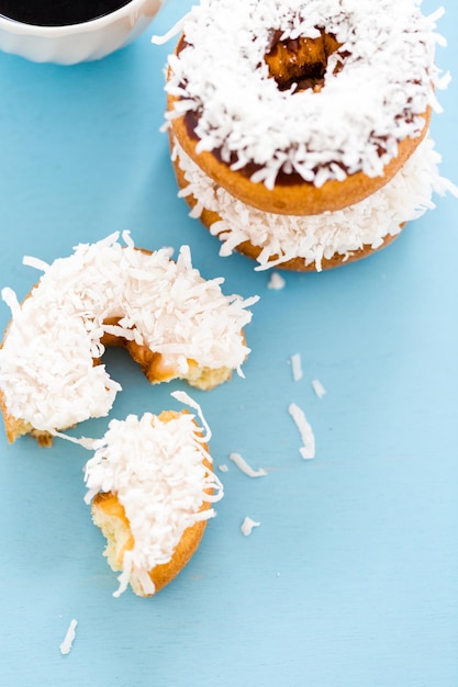 Donuts de bolo fresco com cobertura de cocunut da padaria local.