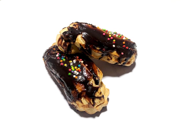 Foto donuts de chocolate eclair em um fundo branco