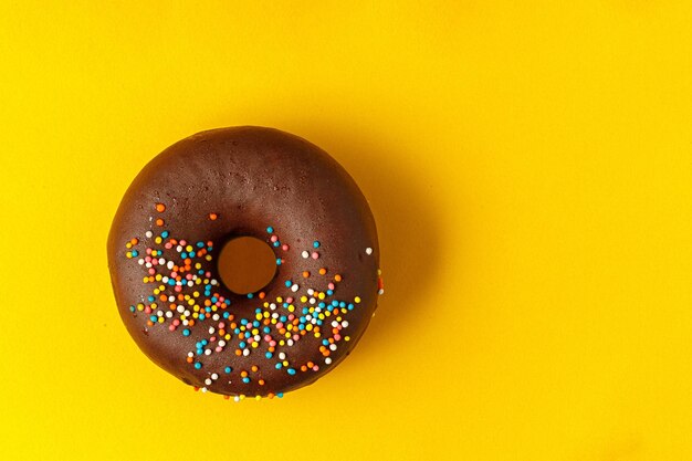 donuts de chocolate em um fundo amarelo