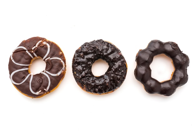 Donuts de chocolate em um fundo branco