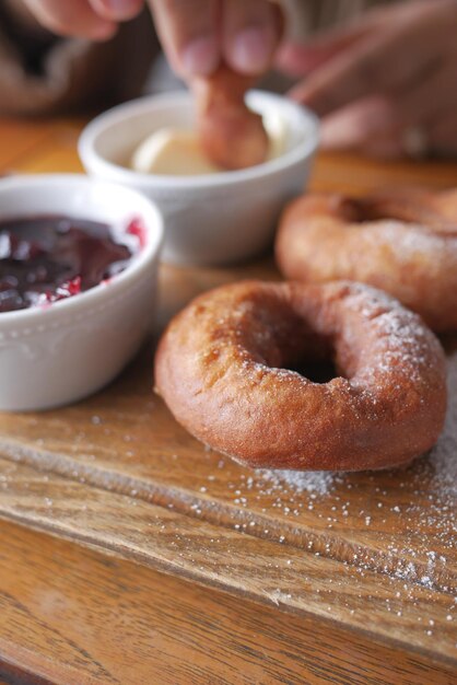 Donuts de chocolate no prato com espaço de cópia