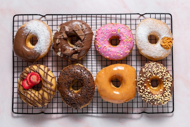 Donuts de diferentes sabores em um rack de doces Vista superior