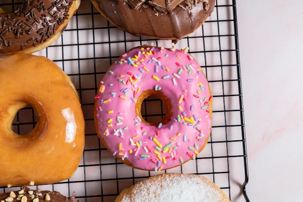 Donuts de diferentes sabores em um rack de doces vista superior