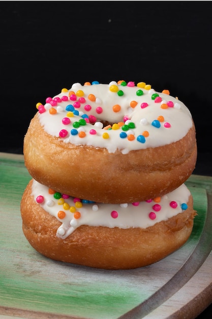 Donuts decorados con bolas de chocolate de colores.