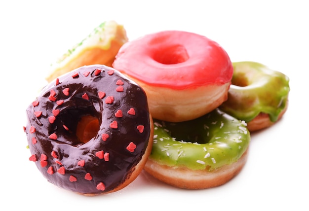 Donuts deliciosos com esmalte isolado no branco