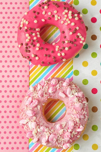 Donuts deliciosos em fundo colorido