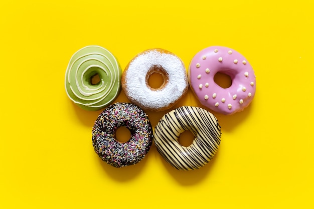 Donuts diferentes em amarelo