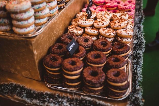 Donuts de diferentes sabores en el mercado callejero de Budapest