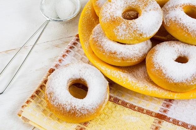 Donuts doces caseiros com açúcar refinado no guardanapo xadrez