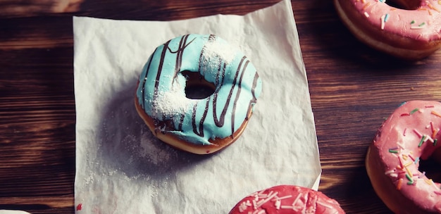 Donuts dulces en un postre y una taza de té.