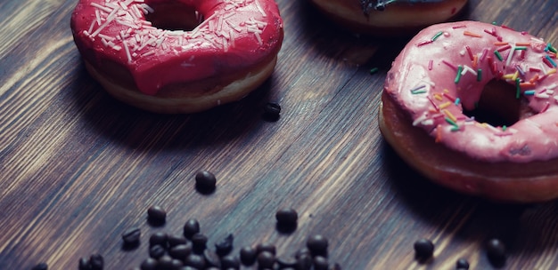 Donuts dulces en un postre y una taza de té.