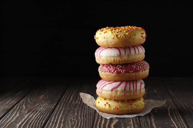 Donuts dulces sobre un fondo de madera. Lugar para el texto