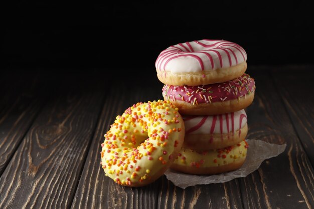 Donuts dulces sobre un fondo de madera. Lugar para el texto