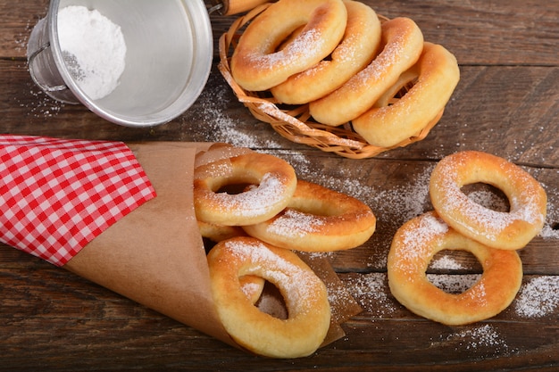 Donuts dulces sobre fondo de madera