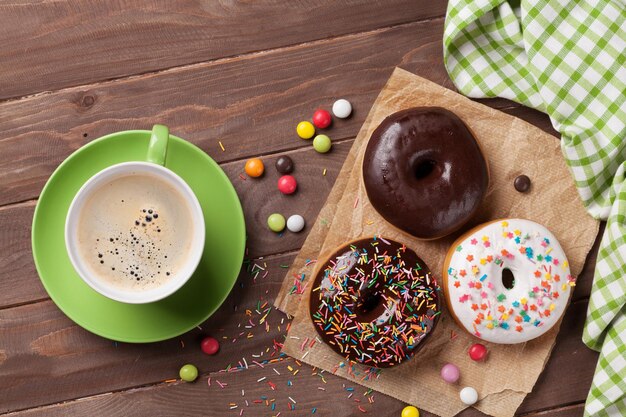 Donuts e café na madeira