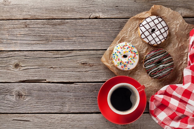 Donuts e café na mesa de madeira