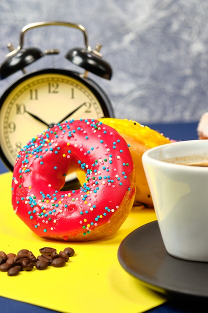 Donuts e uma xícara de café.