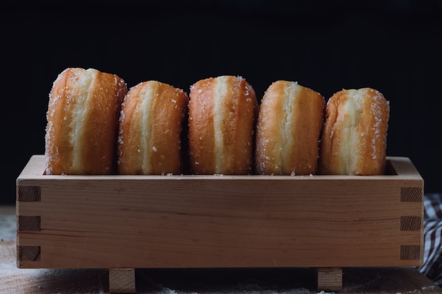 Donuts em caixa de madeira