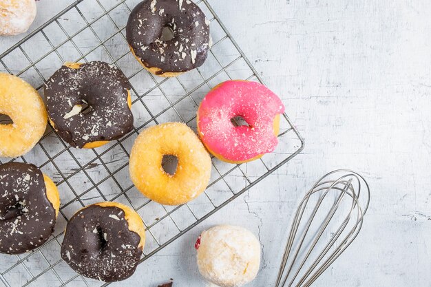 Donuts em um fundo branco de madeira