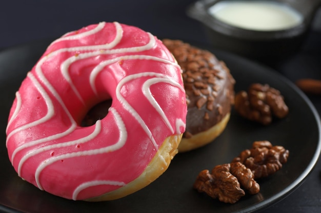 Donuts em um prato Delicioso café da manhã doce