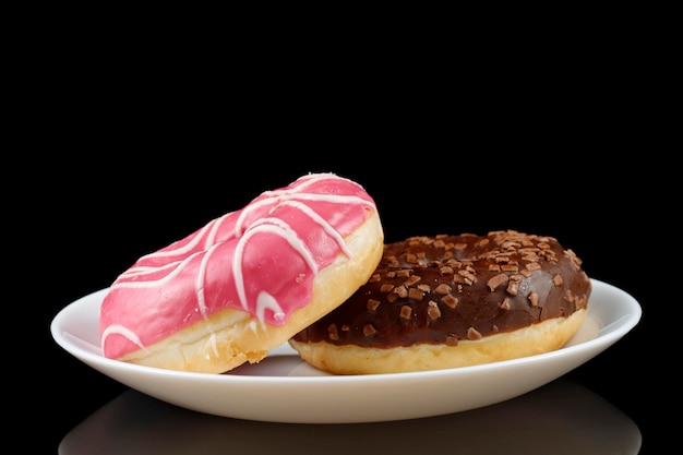 Donuts em um prato Saboroso e doce café da manhã