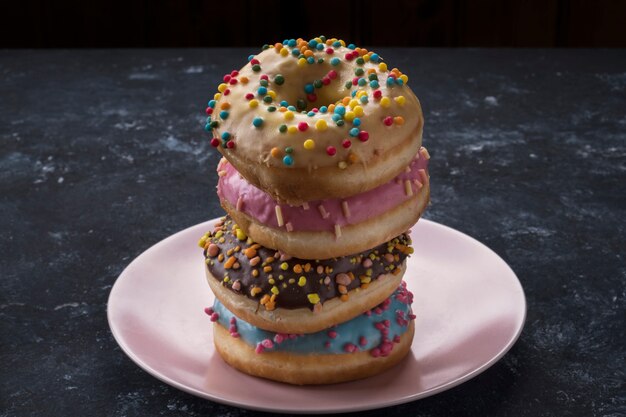 Donuts em um prato. Saborosos donuts coloridos.