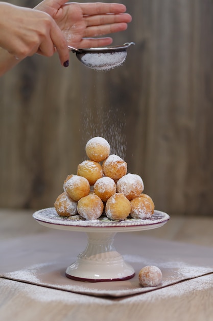 Donuts em uma bandeja polvilhada com açúcar de confeiteiro