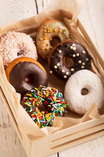 Donuts em uma caixa de madeira