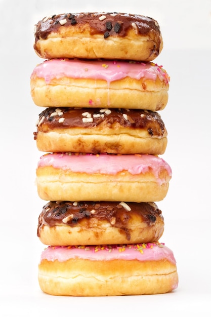 Donuts empilhados contra fundo branco