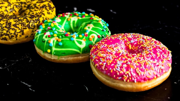 Foto donuts esmaltados com salpicaduras isoladas close up de donuts coloridos