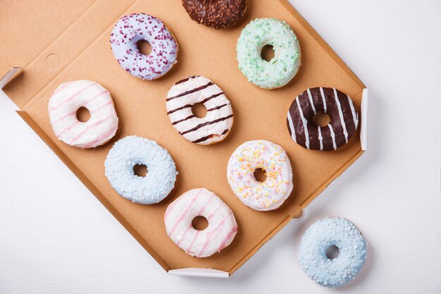 Donuts en esmaltes de colores sobre un fondo blanco